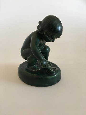 P. Ipsens Enke Keramisk Figurine af Lille Pige med Skovl i Grøn Glasur No 889