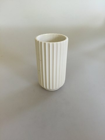 Lyngby Vase. Hvid rillede facon 12cm