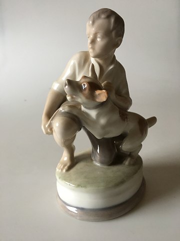 Royal Copenhagen Figur af Dreng med Hund No 2140