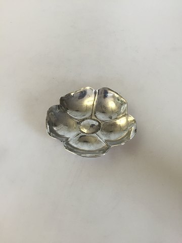 Blomsterformet
lille sølvskål / askebæger.