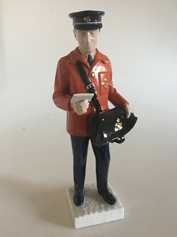 Bing & Grøndahl Figur af Postbud i rød uniform No 2451