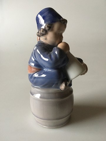 Royal Copenhagen Figur af Dreng på tønde med Horn No. 3689