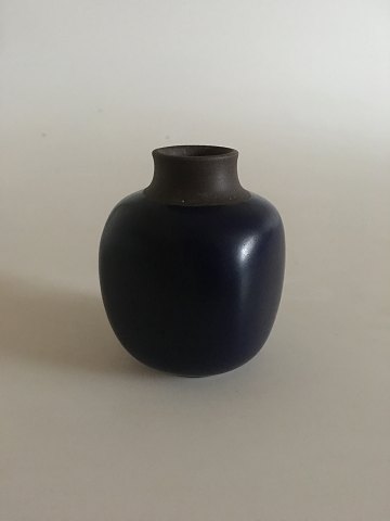 Royal Copenhagen Lille Stentøjsvase No 21590/B220-3 med Blå Glasur