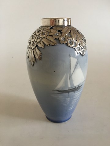 Royal Copenhagen Art Nouveau Vase No 47E med Skibsmotiv og A. Michelsen Sterling 
Sølv Montering