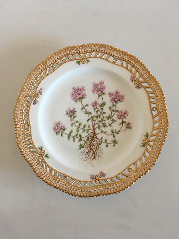 Royal Copenhagen Flora Danica Frokosttallerken No 3554 with Gennembrudt Kant