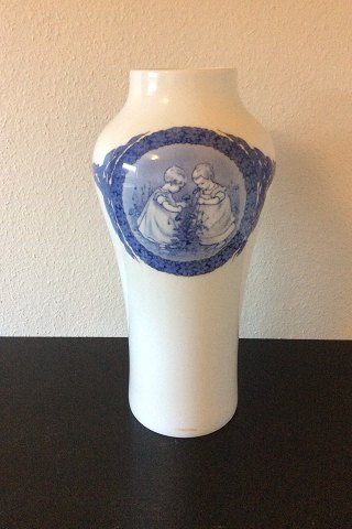 Royal Copenhagen Unika Vase af Cathrine Zernichow fra 1917 med motiv af Børn