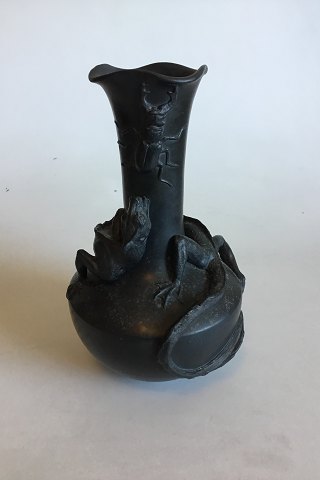P. Ipsen, vase, sortbrændt terracotta dekoreret med Varan/Drage og Eghjort No 
331
