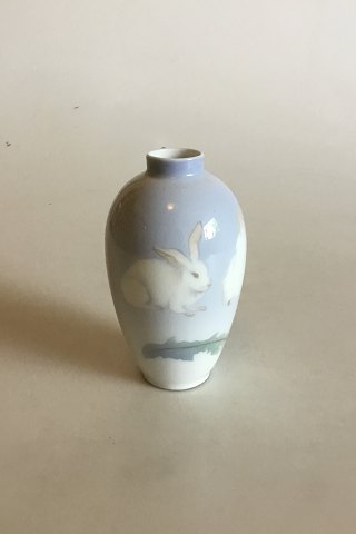 Royal Copenhagen Art Nouveau vase dekoreret med Kaniner No 243/47A