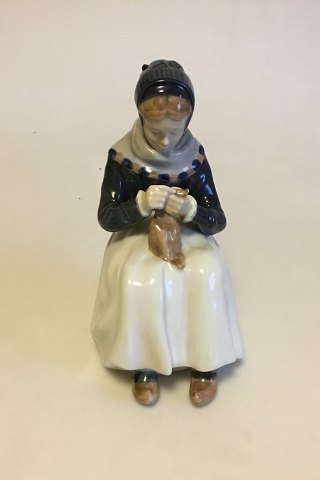 Royal Copenhagen Figur af Bondekone med Klæde No 1317