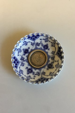 Royal Copenhagen Musselmalet Helblonde Lysmanchet med monteret med 2-Kronemønt 
med Christian X og Dronning Alexandrine, 1923. No 1009