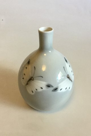 Heubach Lichte Vase dekoreret med to sommerfugle PMN