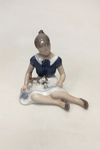 Bing og Grøndahl Figur af Birgitte - Pige med Kat  No. 2329