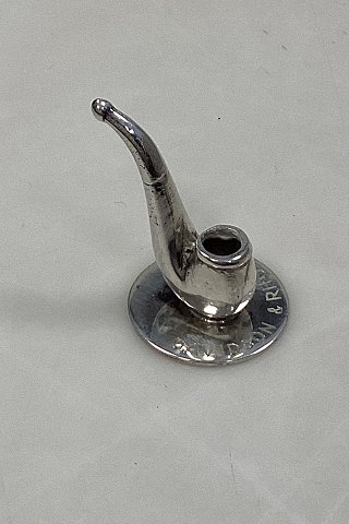 Miniature model af pibe i sølv på base