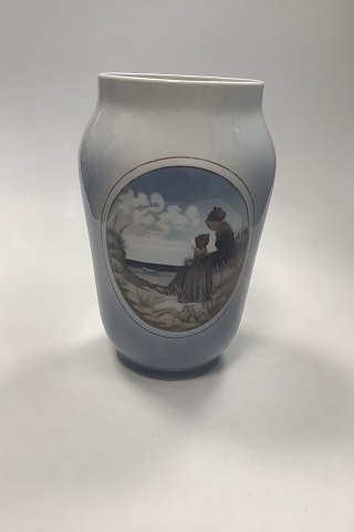 Royal Copenhagen Vase No 4384 med Fanø Piger