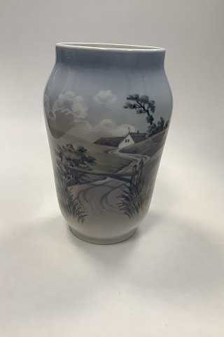 Royal Copenhagen Vase No. 2776/1217 med Landskab og fugle