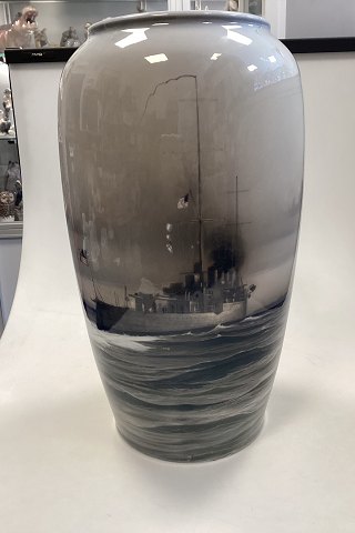 Bing og Grøndahl Harry Kluge Unika Vase med motiv a Amerikansk Krydser Memphis