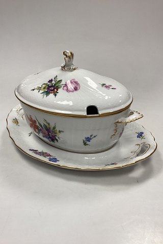 Royal Copenhagen Saksisk Blomst Let Terrin No 1666 med underfad No 493/1671