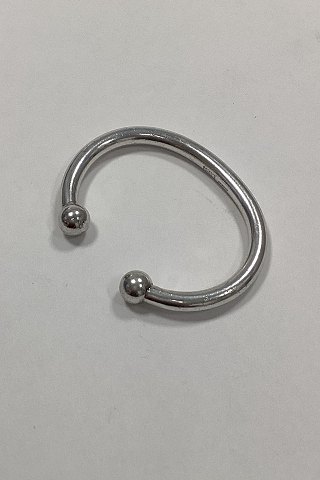 Moderne åben Armring i Sterling Sølv fra Dines Guldsmedie