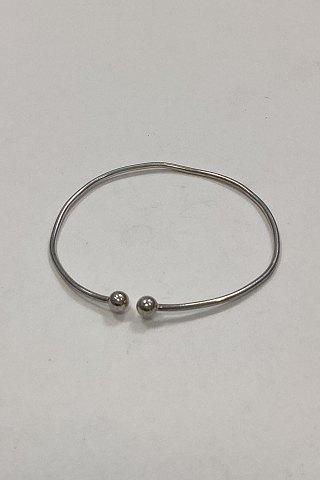 Moderne åben Armring i Sterling Sølv fra Randers Sølvvarefabrik