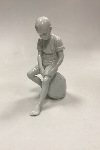 Royal Copenhagen Blanc de Chine Figur - Dreng på Sten No. 520