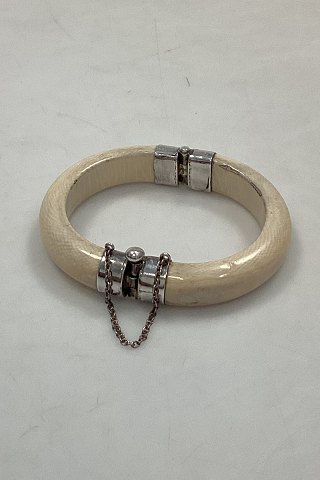 Armbånd af Elfenben med hængsler af Sterling Sølv