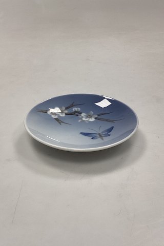 Royal Copenhagen Art Nouveau Asiet med blomster og sommerfugl No. 2301/2800