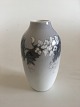 Royal Copenhagen Art Nouveau Vase med Blomstermotiv No 1305/239