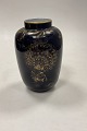 Tidlig Royal Copenhagen Art Nouveau Vase med Påfugl i guld og Blå