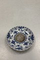Royal Copenhagen  Musselmalet Helblonde Askebæger / Platte med Sølvmønt No 
1/1009