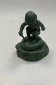P. Ipsens Enke Keramisk Figurine af Lille Pige med Skovl i Grøn Glasur No 889