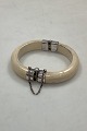 Armbånd af Elfenben med hængsler af Sterling Sølv